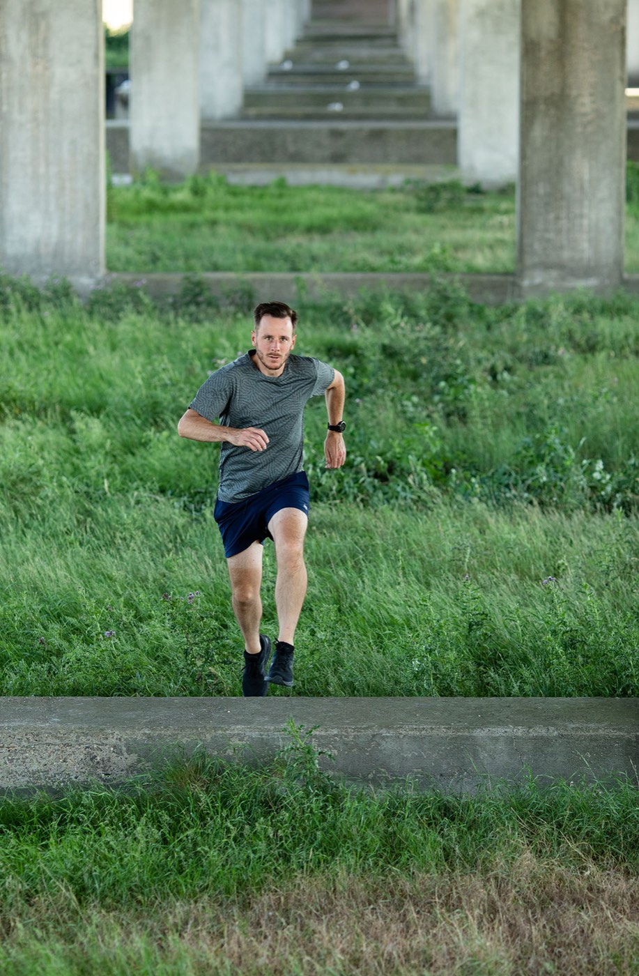 Hardlooptrainer Tim van LelyRunners rent recht op de camera af